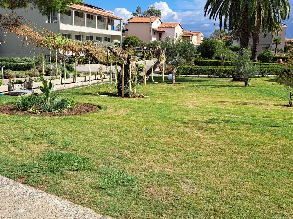 Gartenanlage Acharavi Beach Hotel