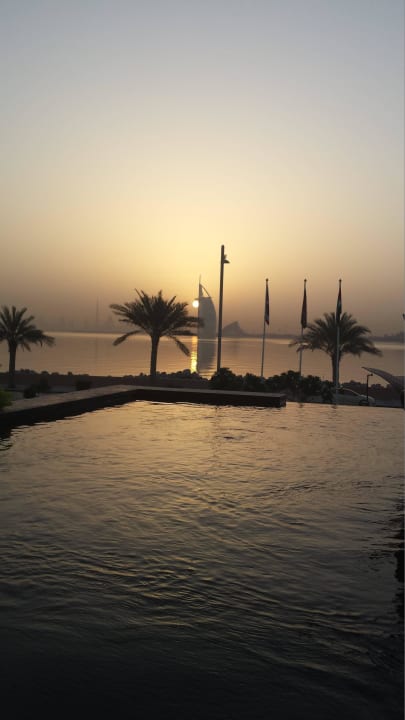 Sonnenaufgang vor dem Hotel Anantara The Palm Dubai Resort