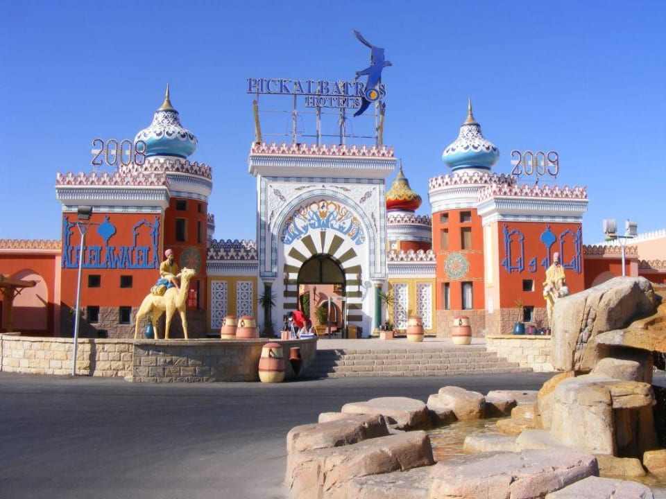 Fantasia Alf Leila wa Leila Eingang im Januar 2009 Pickalbatros Alf Leila Wa Leila Resort - Neverland Hurghada