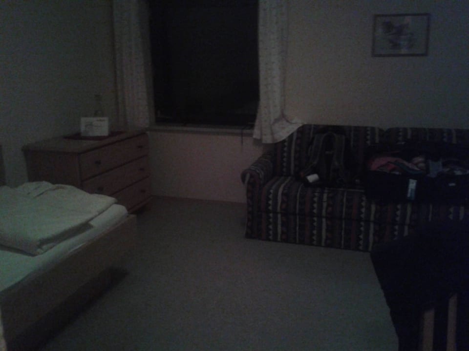 Das Zimmer abends bei voller Beleuchtung Landhotel Maiergschwendt