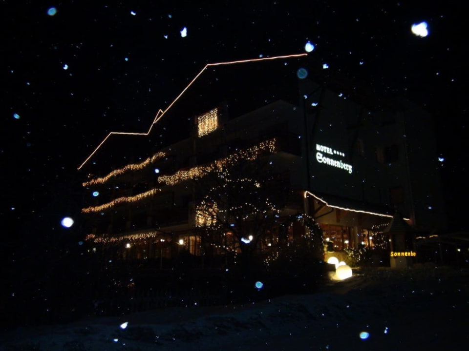 Facciata esterna hotel con nevicata SONNENBERG | Panorama Dolomites Wellbeing