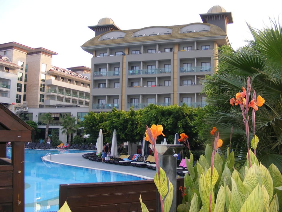 Das Hotel vom Pool aus Aydinbey Kings Palace & Spa