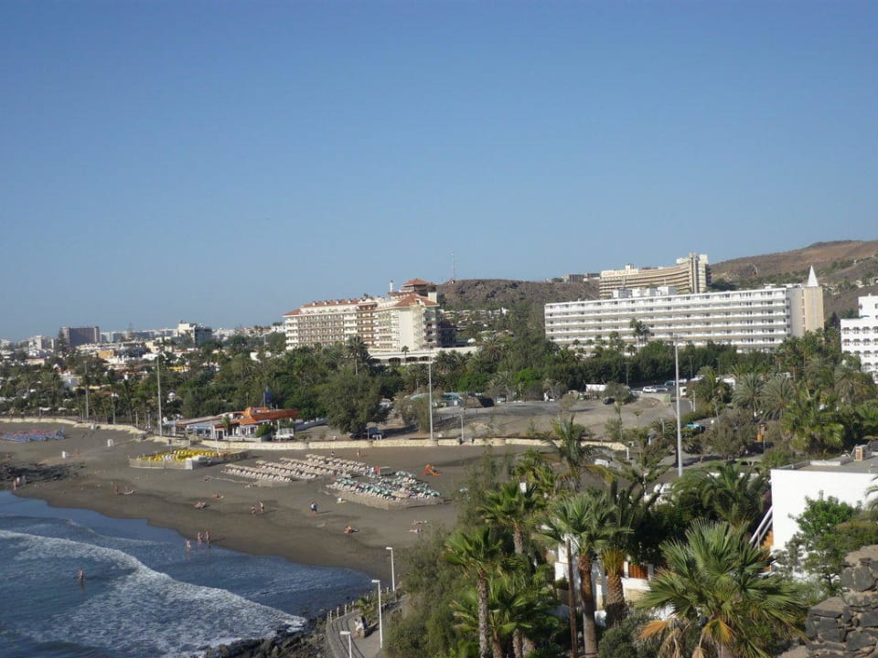 Blick vom Strand zum Hotel Bull Costa Canaria & Spa - Adults only
