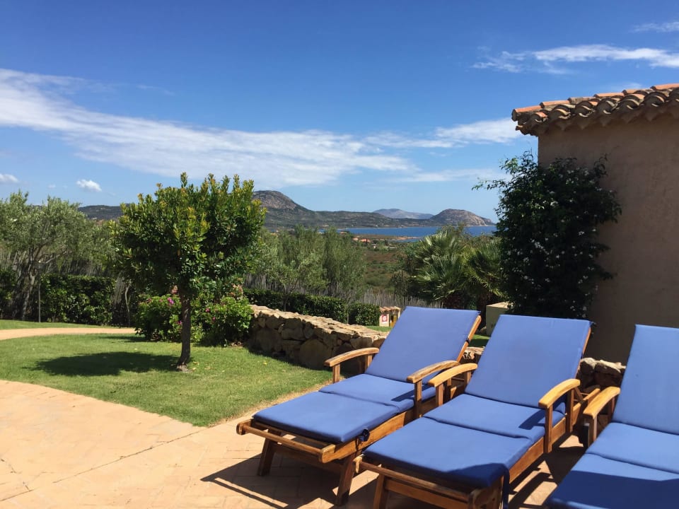 Liegen am Pool Vista Village