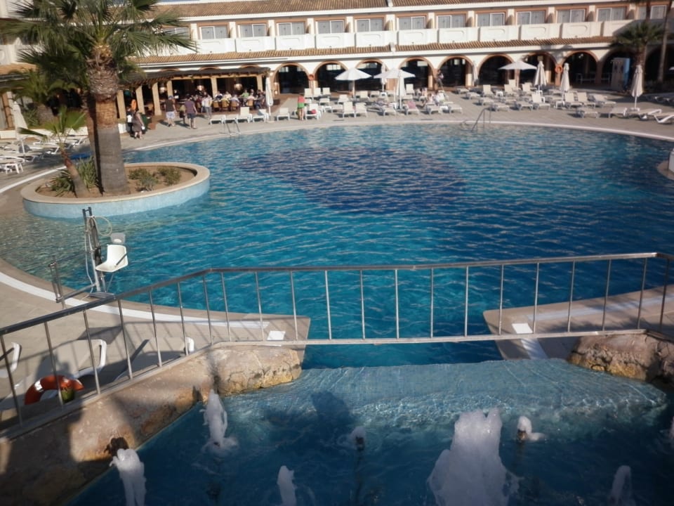 Blick auf einen der zwei großen Pools und Bar blau punta reina