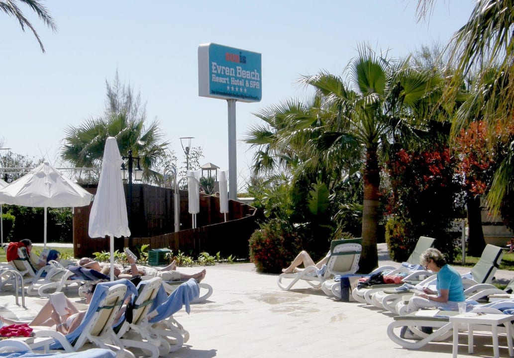 Liegen im Poolbereich Sunis Evren Beach Resort Hotel & Spa