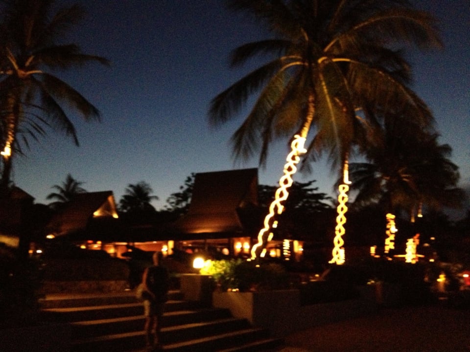 Hotel Eingang am Strand abends Bo Phut Resort & Spa