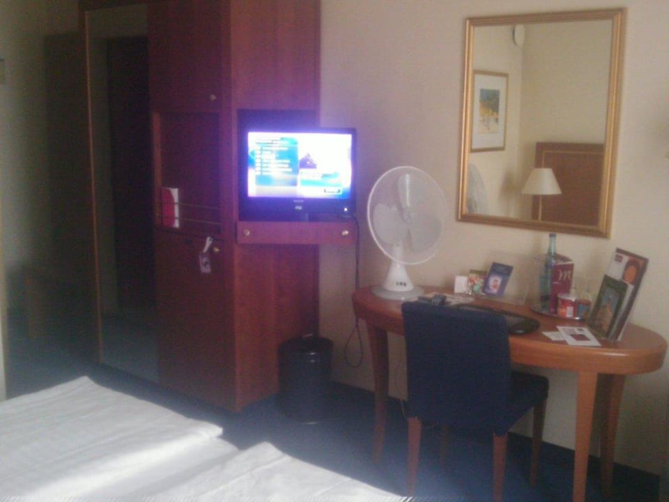 TV mit Kommode Hotel Mercure Wien Westbahnhof
