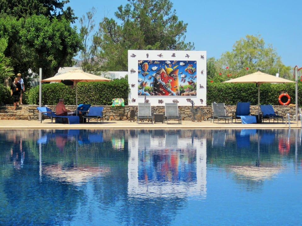Kunstwerke auch am Pool Minos Beach Art Hotel