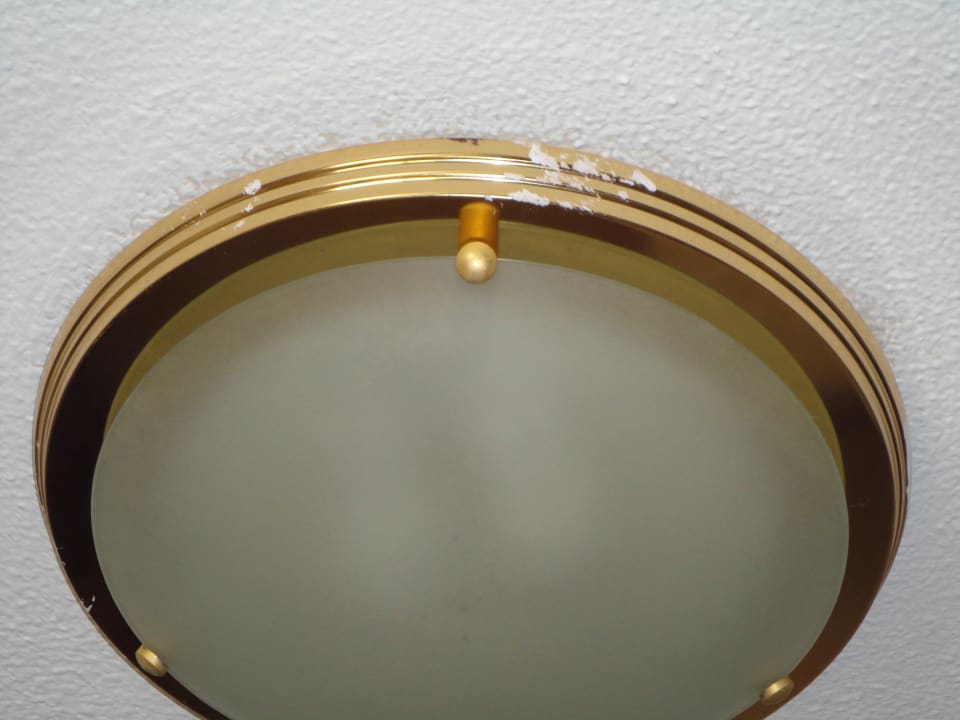 Farbreste an der Deckenlampe GF FANABE