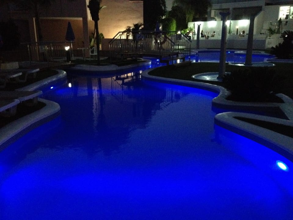 Pool mit Bar im Hintergrund LABRANDA Bahía y Villas Fañabé