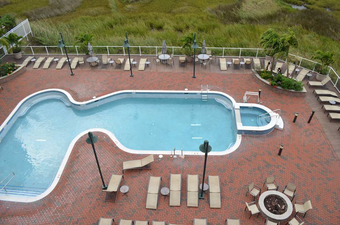 Poolbereich hinter dem Hotel Hampton Inn & Suites Ocean City/Bayfront-Convention Center