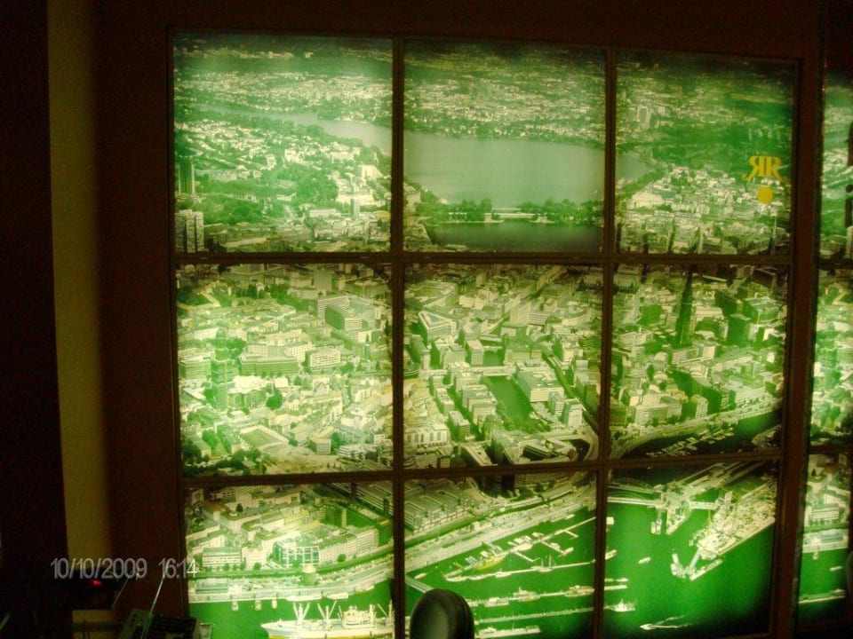 Ein  beleuchtetes Bild von Hamburg Best Western Plus Hotel St. Raphael