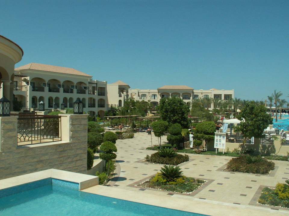 Widok na budynki i basen JAZ Aquamarine Resort