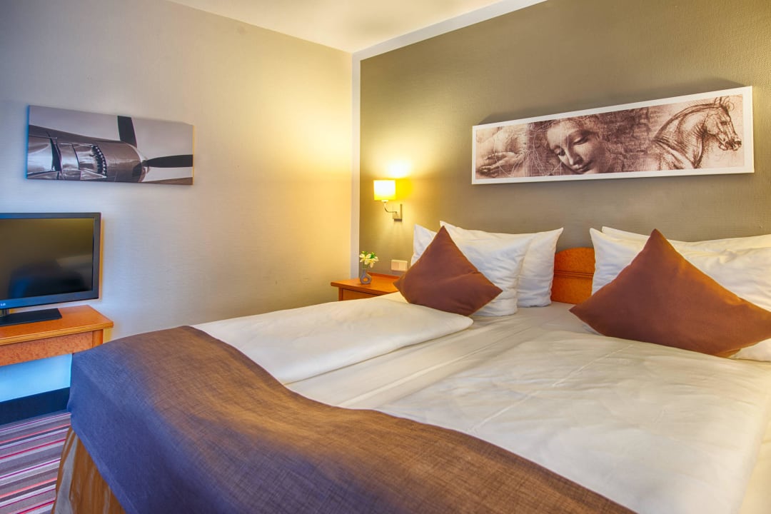 Comfort Triple/Family Room Leonardo Hotel Hamburg Airport