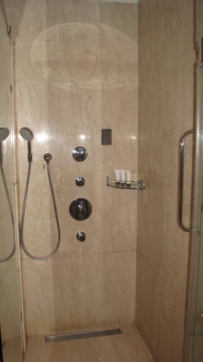 Dusche The Leela Ambience Convention Hotel Delhi