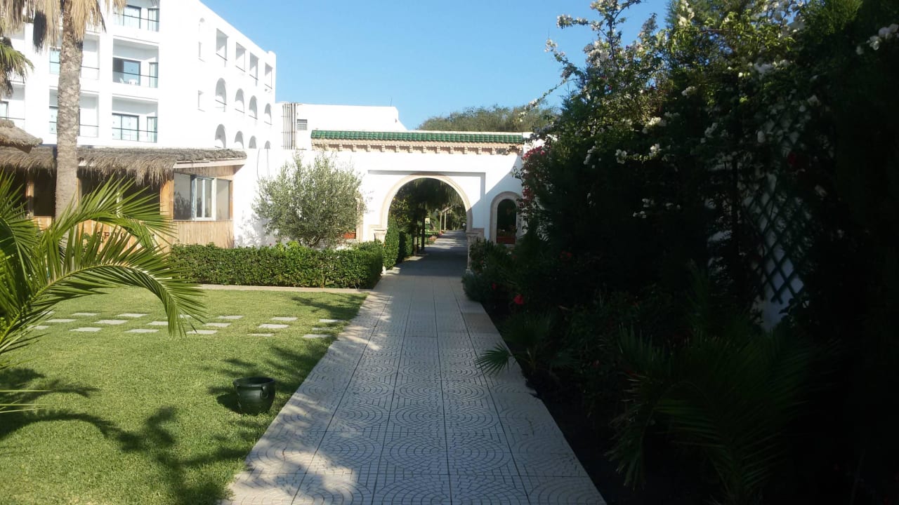 Weg zum Strand Hotel Royal Nozha