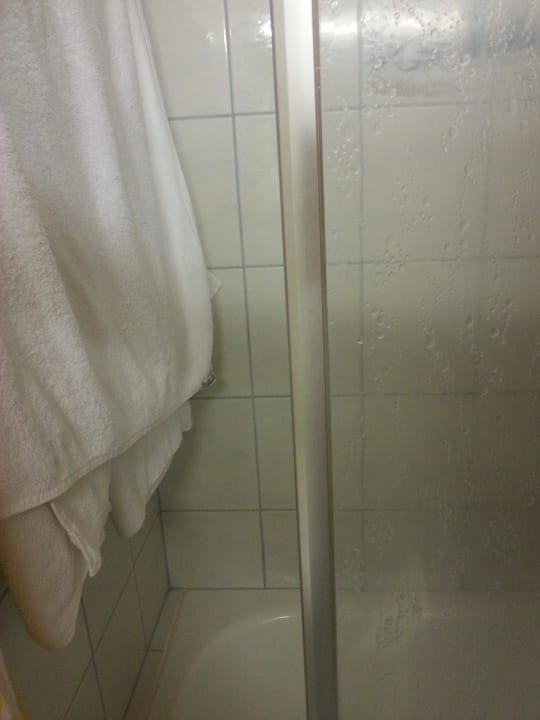 Dusche sehr eng Berger's Sporthotel