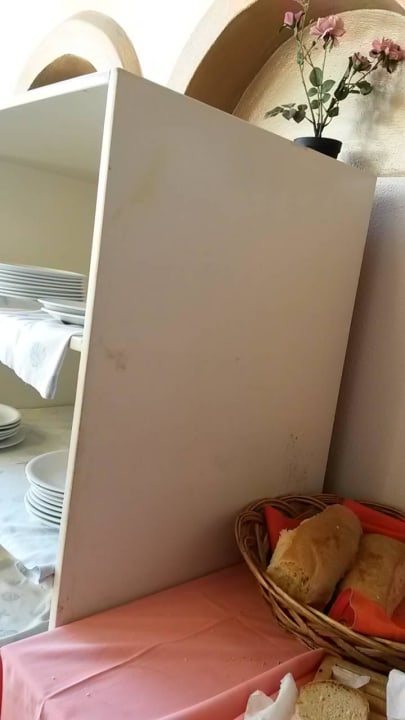 Trockenes Brot,neben diesem versiften Schrank Fereniki Holiday Resort & Spa