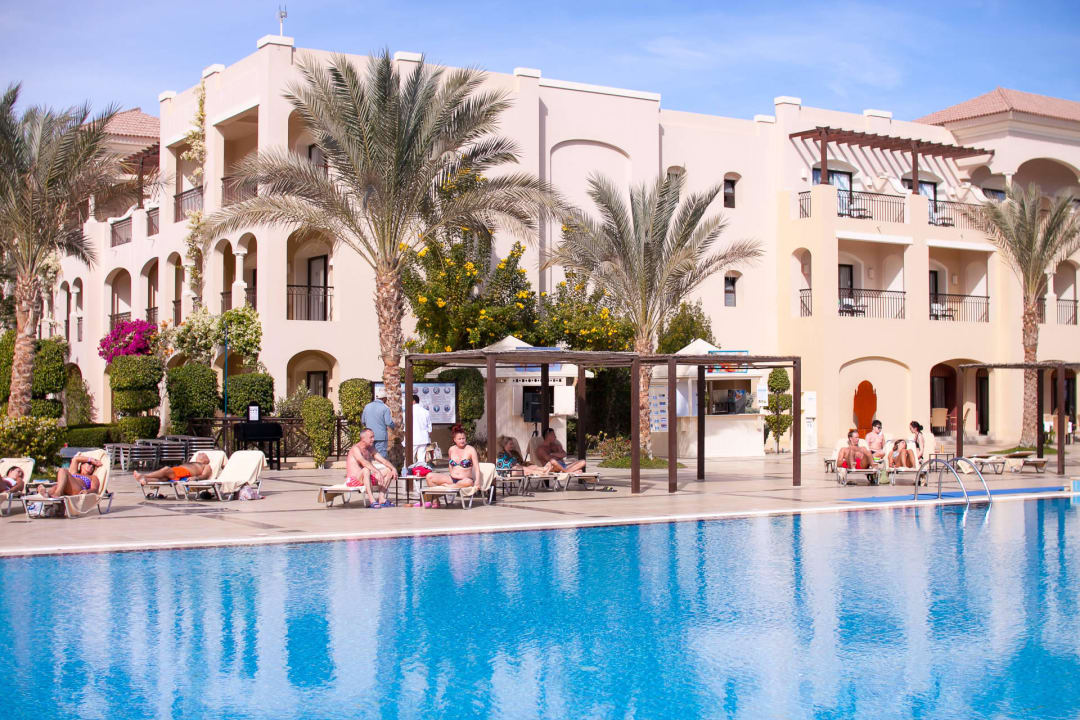 У бассейна JAZ Aquamarine Resort