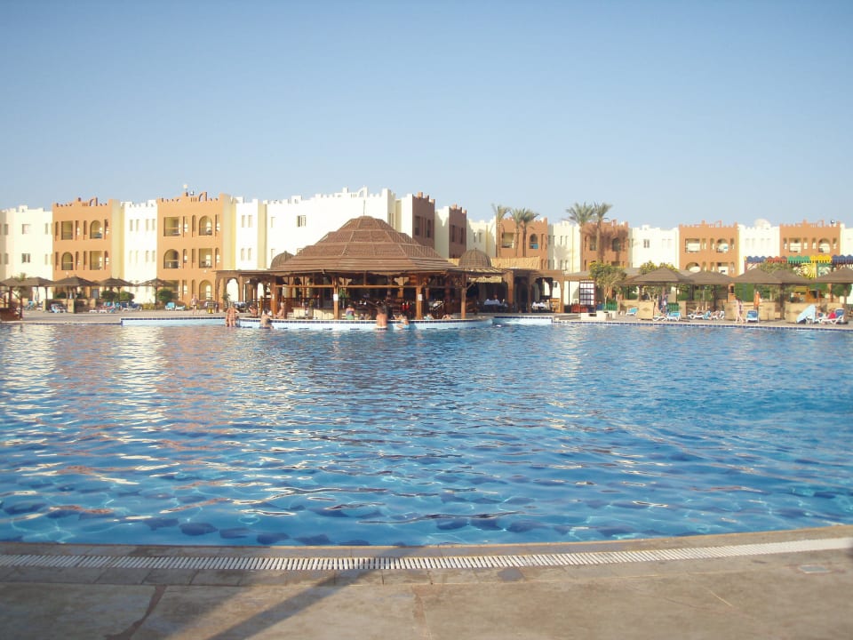 Jeden z bazénů SUNRISE Royal Makadi Resort