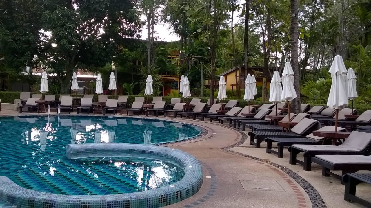 Liegen eng an eng NH Collection Samui Peace Resort