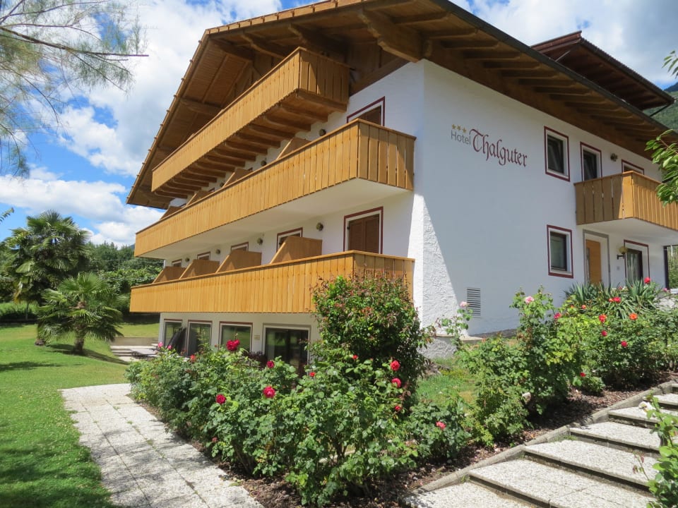 Hotelgebäude mit Hallenbad und Liegewiese Thalguter Apartments, Rooms & Breakfast