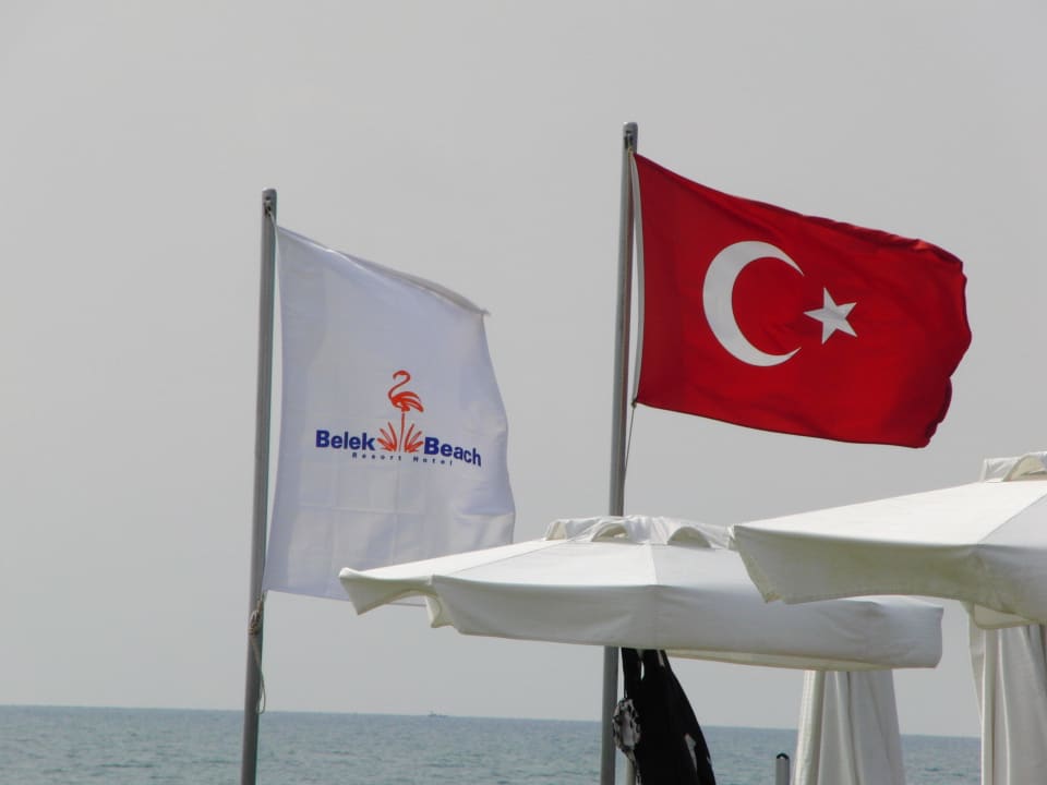 Flaggen gehisst auf dem Steg ins Meer Belek Beach Resort Hotel