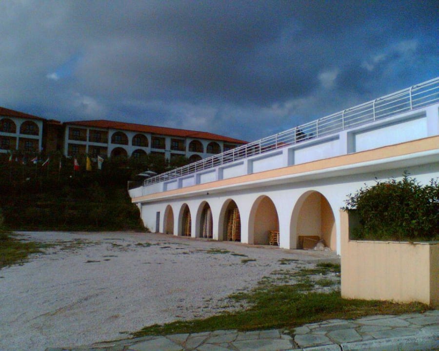 Unterhalb des Pools Akrathos Beach Hotel