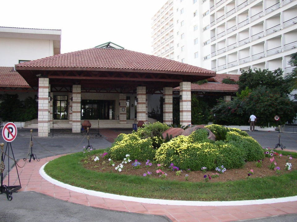 Eingangsbereich/Zufahrt Salamis Bay Conti Resort Hotel & Casino