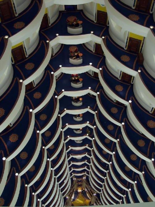 Burj Al Arab, Blick vom 18. Stock auf die Etagenrezeptionen Burj Al Arab