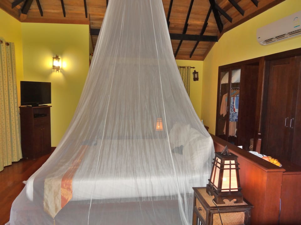 Zimmer nachts mit Moskitonetz Koh Mook Sivalai Beach Resort
