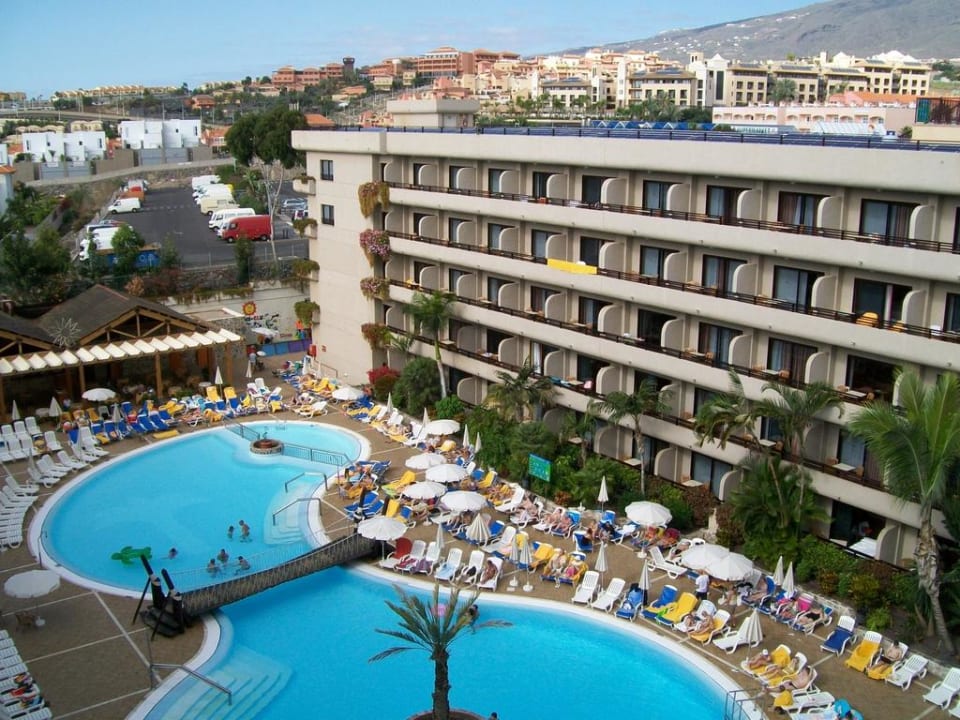 Blick auf den Pool von der Dachterrasse GF FANABE