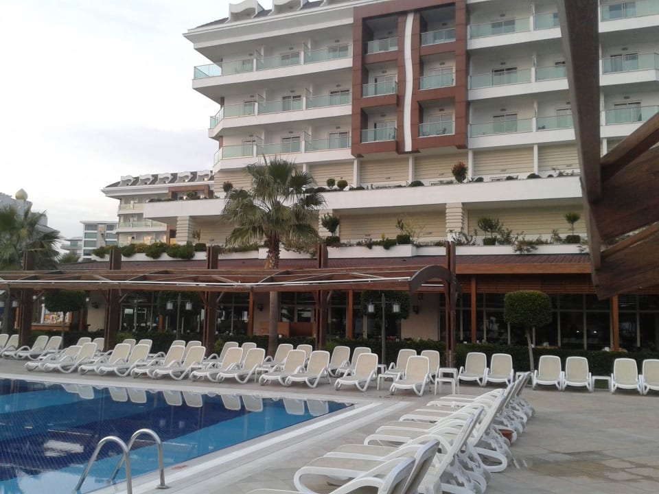 So sieht das Hotel bei rübem Wetter aus Adalya Ocean Deluxe