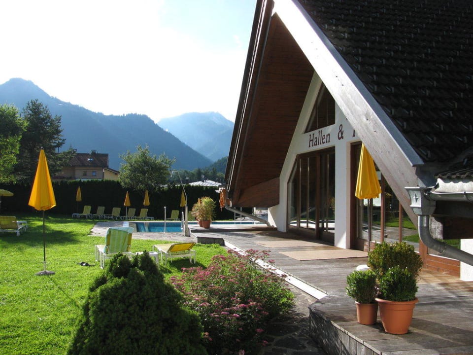 Liegewiese und Pool Hotel Karlwirt