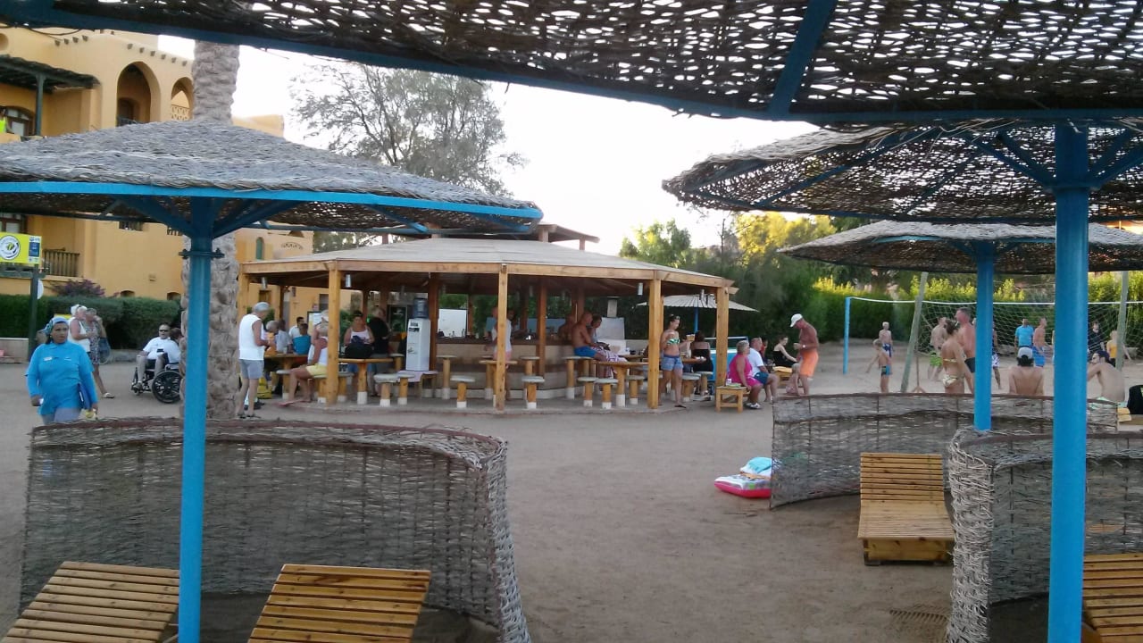 Blick auf die Strandbar Three Corners Rihana Resort Deluxe