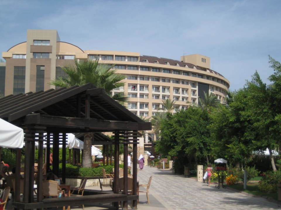 Blick aufs Hotel vom Strand aus  Fame Residence Lara & Spa