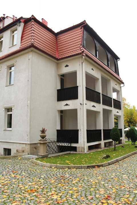 Budynek widziany z boku Hotel Villa Residence