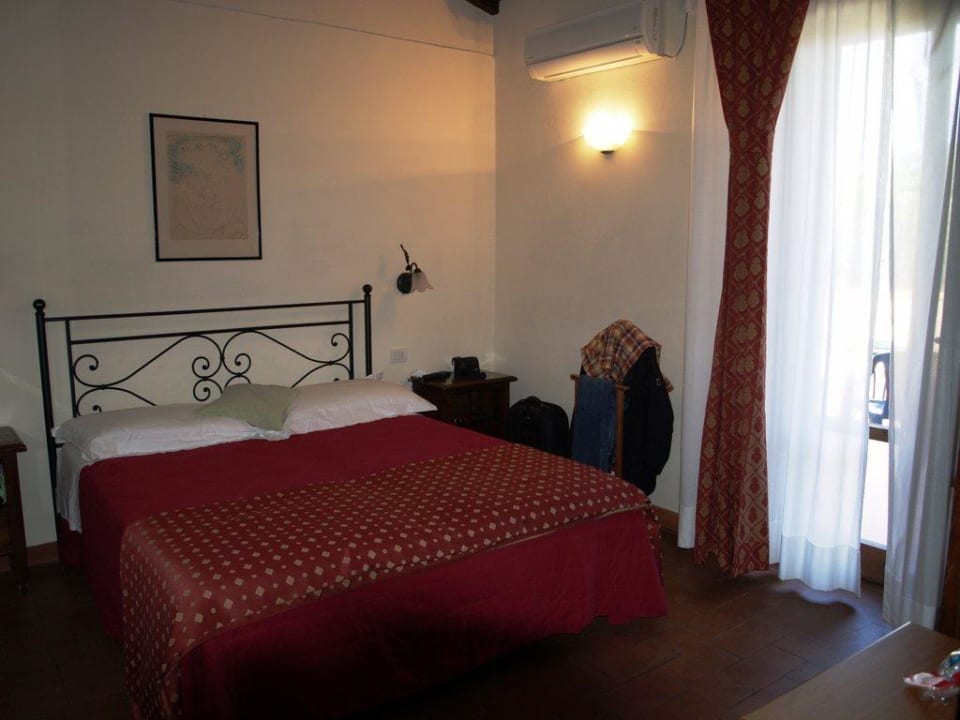 Aus Höhe Kommode zum Bett und Terrassentür Cascina de Fagiolari