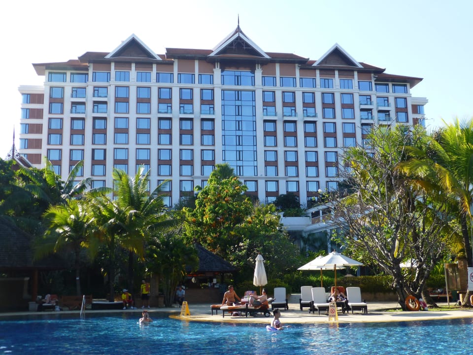 Anischt von der Poolanlage aus Shangri-La Hotel, Chiang Mai