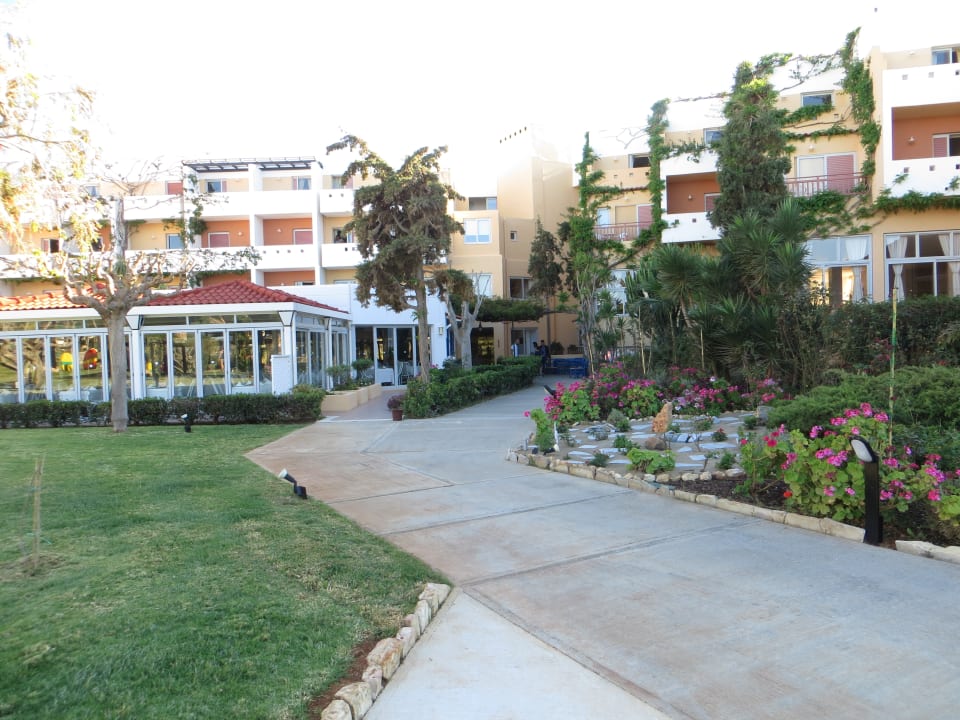 Ein Rundgang in der Gartenanlage Anissa Beach & Village