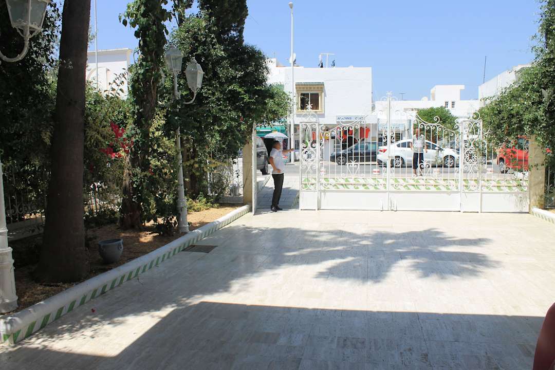 Przed hotelem Movie Gate Miramar