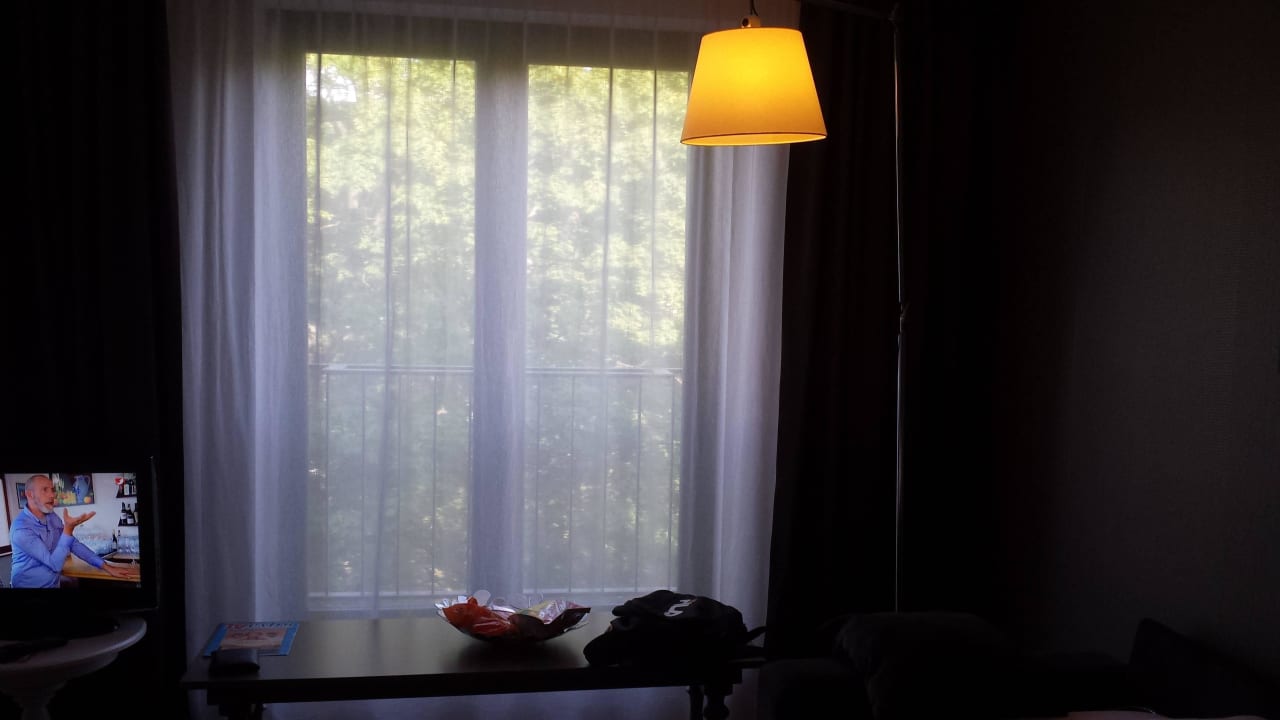 Eines der beiden großen Fenster  Hotel AMANO