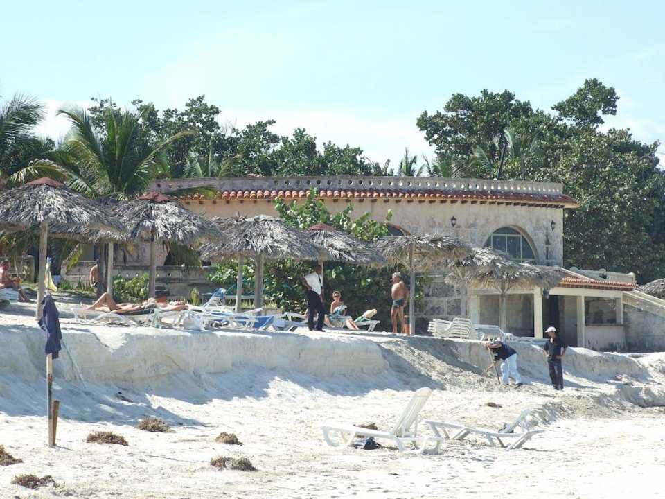 Blick vom Strand zum Hotelgebäude Hotel Gran Caribe Club Kawama
