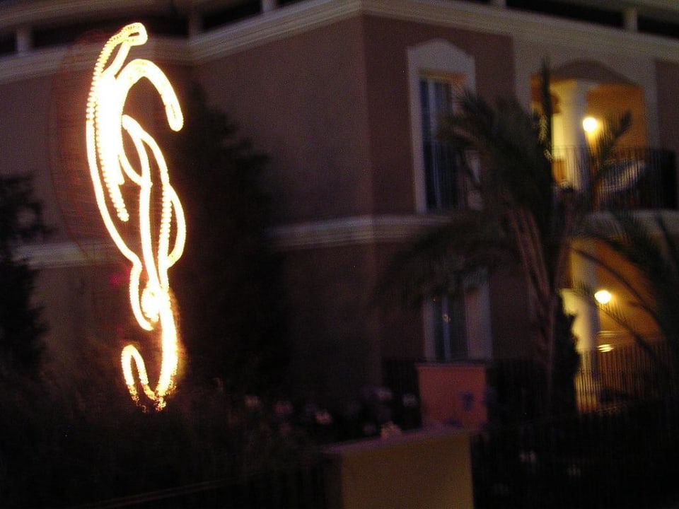 Das Logo der Hotelkette am Abend. Grupotel Playa de Palma Suites & Spa