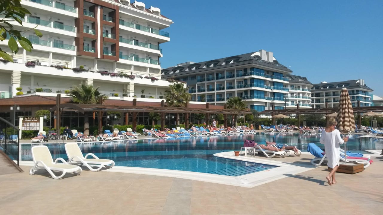 Hotel und Pool am Mittag Adalya Ocean Deluxe