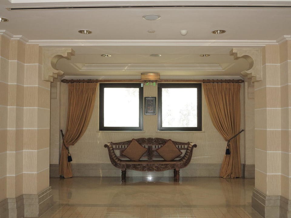 Bank vor dem Lift 2. Etage Jumeirah Mina A'Salam