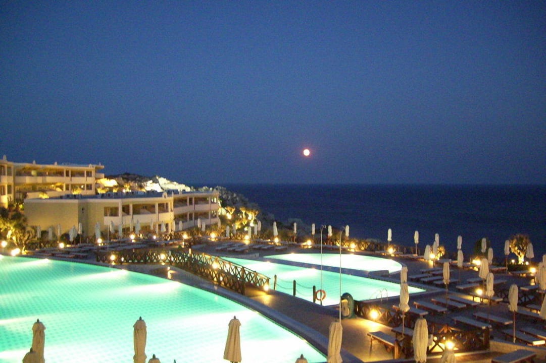 Pool am Abend Hotel Kalithea Horizon Royal