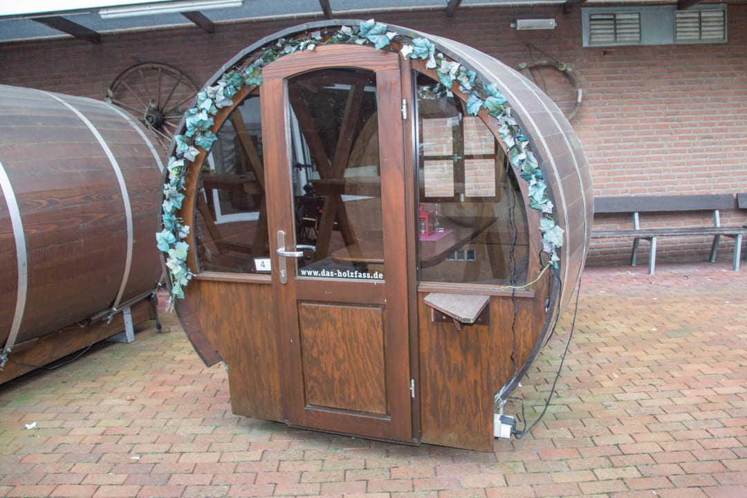 Lustige Tonne lädt zum gemütlichen Trinken ein! Hotel Bügener