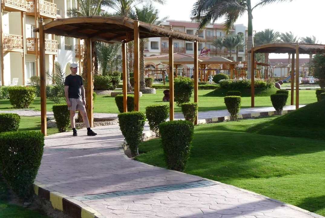 Einer der vielen Wege durch die Anlage Pickalbatros Dana Beach Resort - Hurghada